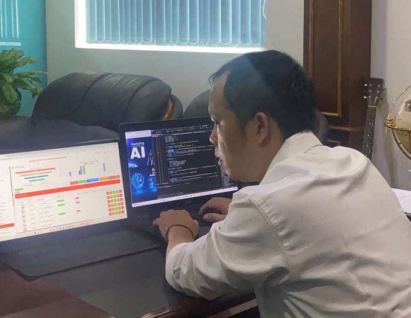 Ông Lương Công Nhật Hùng, Chủ tịch HĐQT Công ty Cổ phần JW Kim chạy thử phần mềm ứng dụng AI trong quản lý và vận hành doanh nghiệp.
