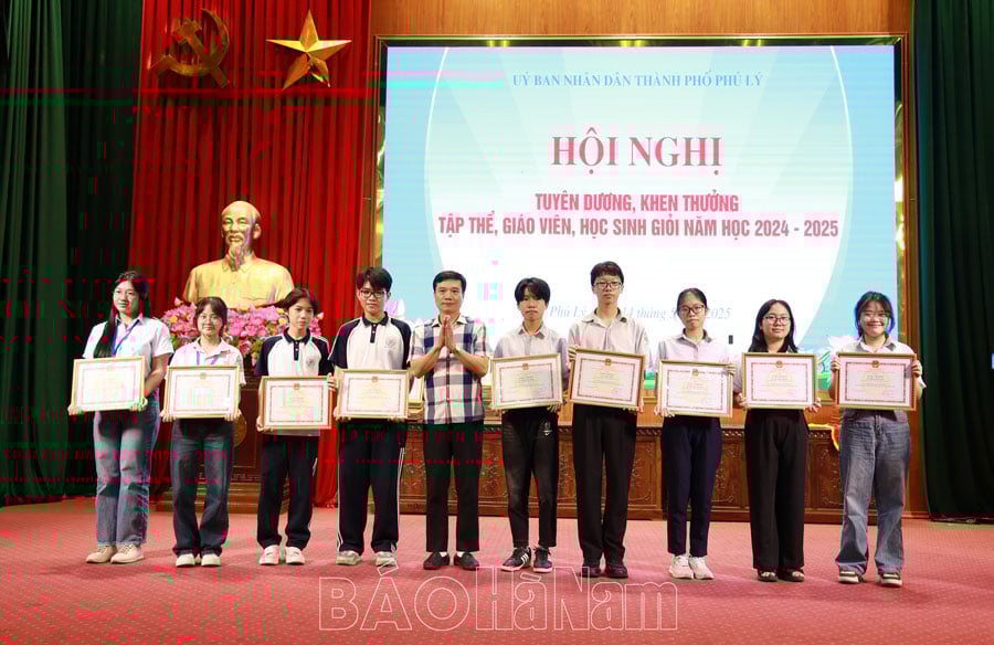 Thành phố Phủ Lý tuyên dương giáo viên học sinh giỏi năm học 2024  2025