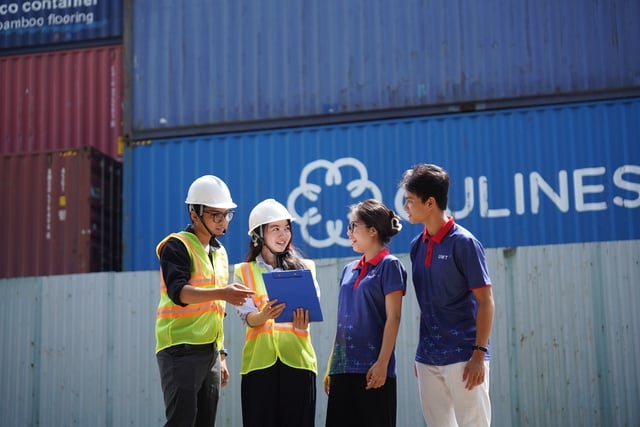 Đào tạo Logistics 'thực chiến' bên cảng container quốc tế lớn bậc nhất Việt Nam - Ảnh 2.