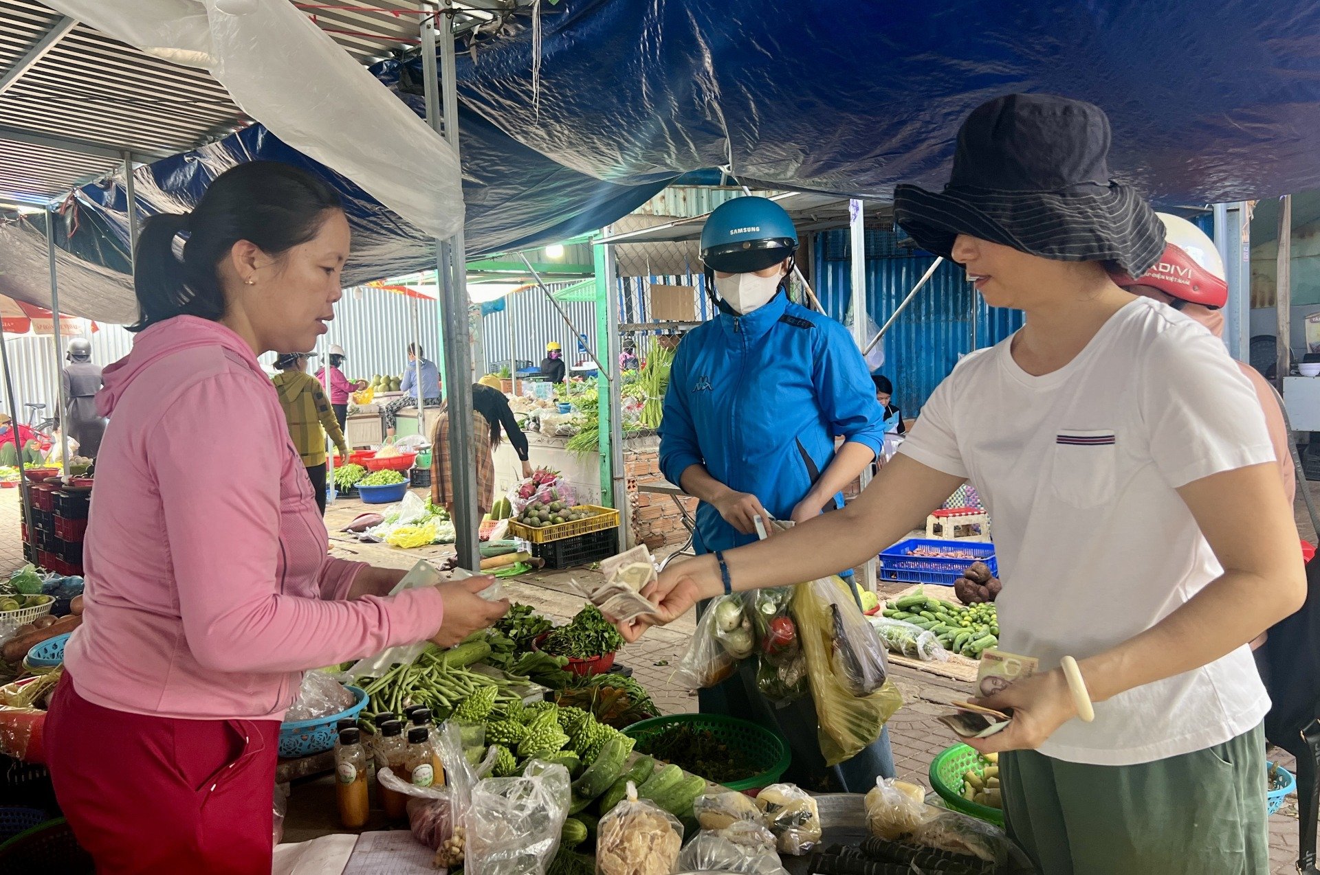  Người dân mua thực phẩm tại chợ Phường 7 (TP Tuy Hòa). Ảnh: VÕ PHÊ