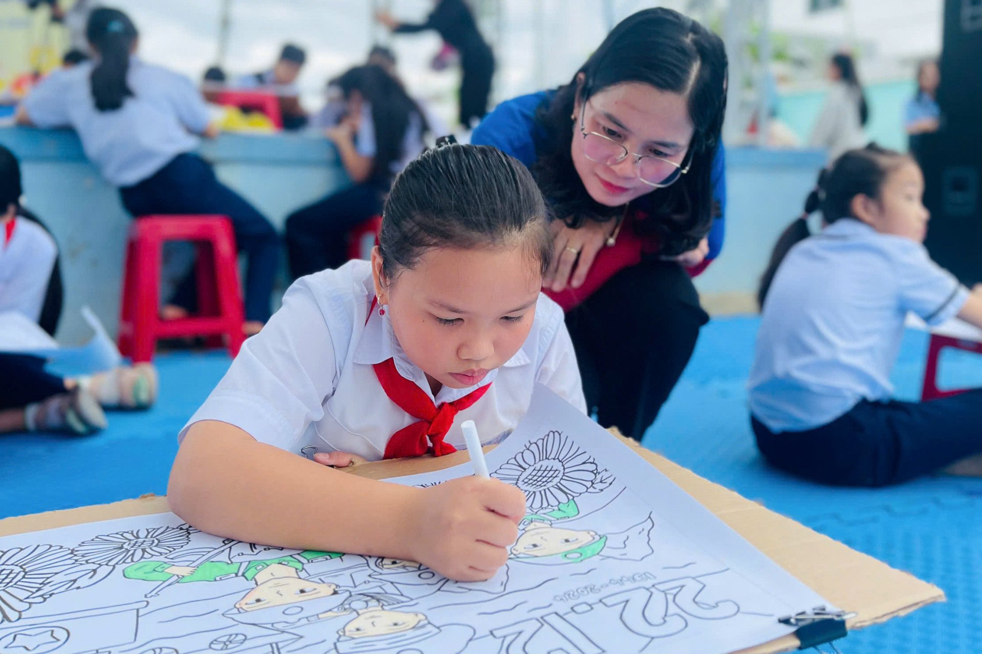 Các thiếu nhi tham gia thi vẽ tranh Giải thưởng Mỹ thuật thiếu nhi tỉnh Khánh Hoà do Hội đồng Đội tỉnh phát động.