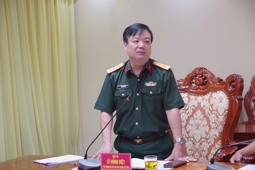 Đại tá Lê Hồng Việt, Phó Chính ủy Bộ CHQS tỉnh phát biểu tại Hội nghị.