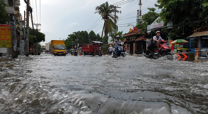 Mưa lớn khiến một số tuyến đường như Phan Huy Ích, Lê Văn Thọ bị ngập. Ảnh: NT
