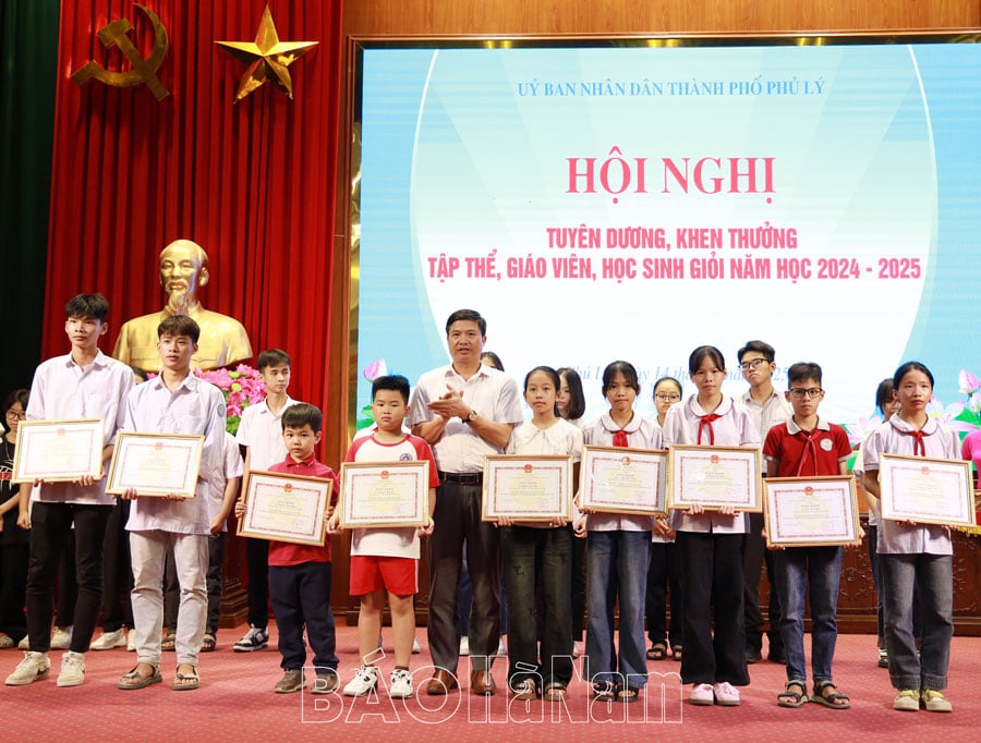 Thành phố Phủ Lý tuyên dương giáo viên học sinh giỏi năm học 2024  2025