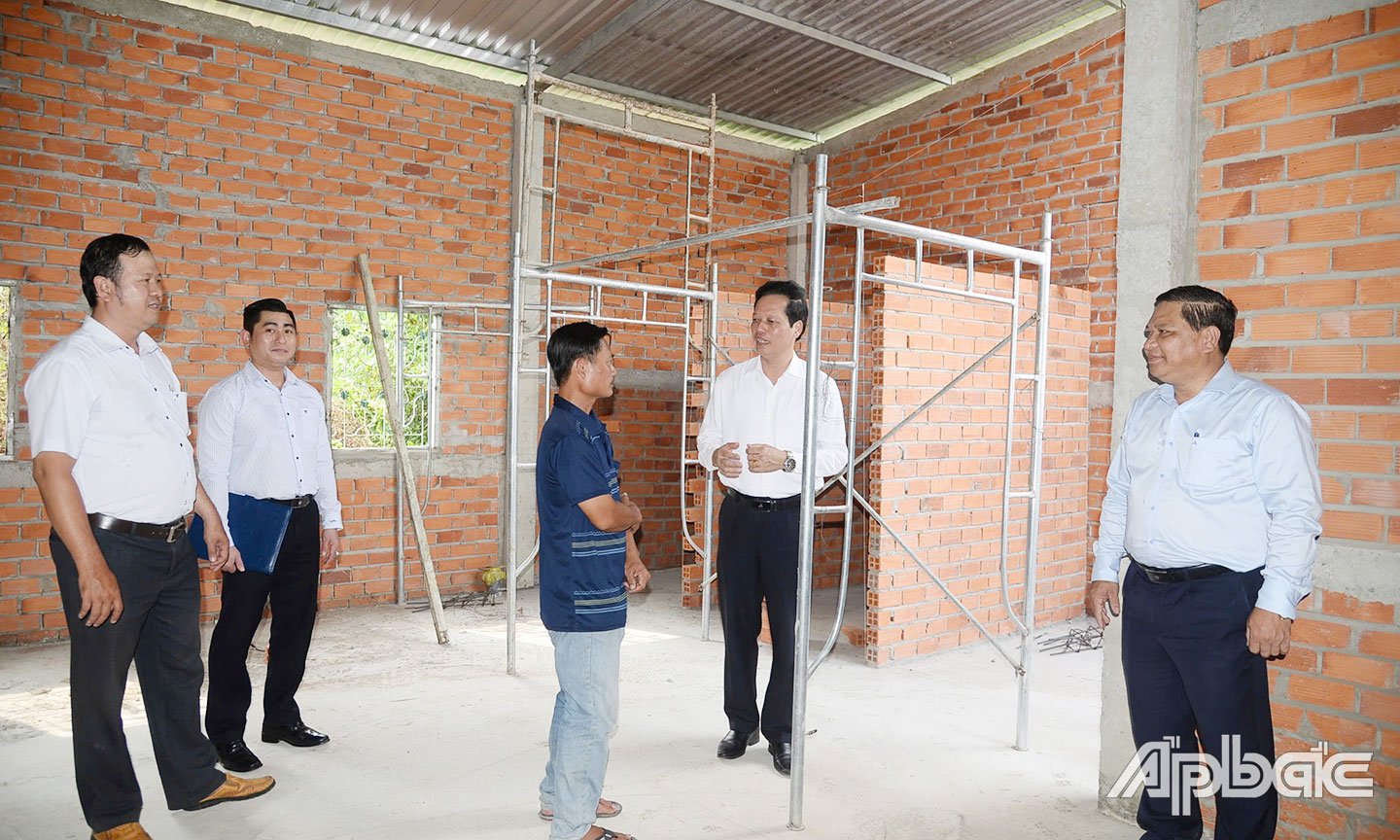  Đồng chí Nguyễn Thành Diệu, Phó Chủ tịch UBND tỉnh thăm hỏi các gia đình khi được xây nhà.