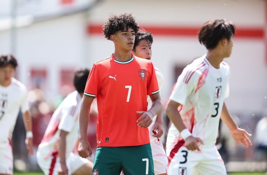 C. Ronaldos Sohn sorgt für Aufsehen, als er das Trikot mit der Nummer 7 trägt und für die portugiesische U15-Mannschaft debütiert - 1