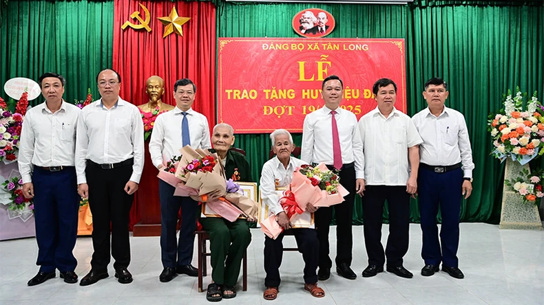 Trao tặng và truy tặng Huy hiệu Đảng cho 653 đảng viên tại Tuyên Quang dịp 19/5 ảnh 1