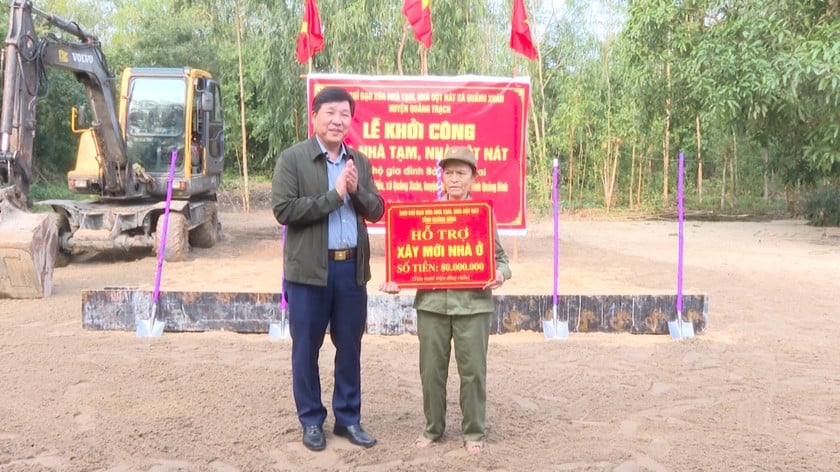 Ông Phan Văn Thanh, Chủ tịch UBND huyện trao biển tượng trưng hỗ trợ tiền xoá nhà tạm cho gia đình bà Võ Thị Lài, thôn Xuân Kiều, xã Quảng Xuân.