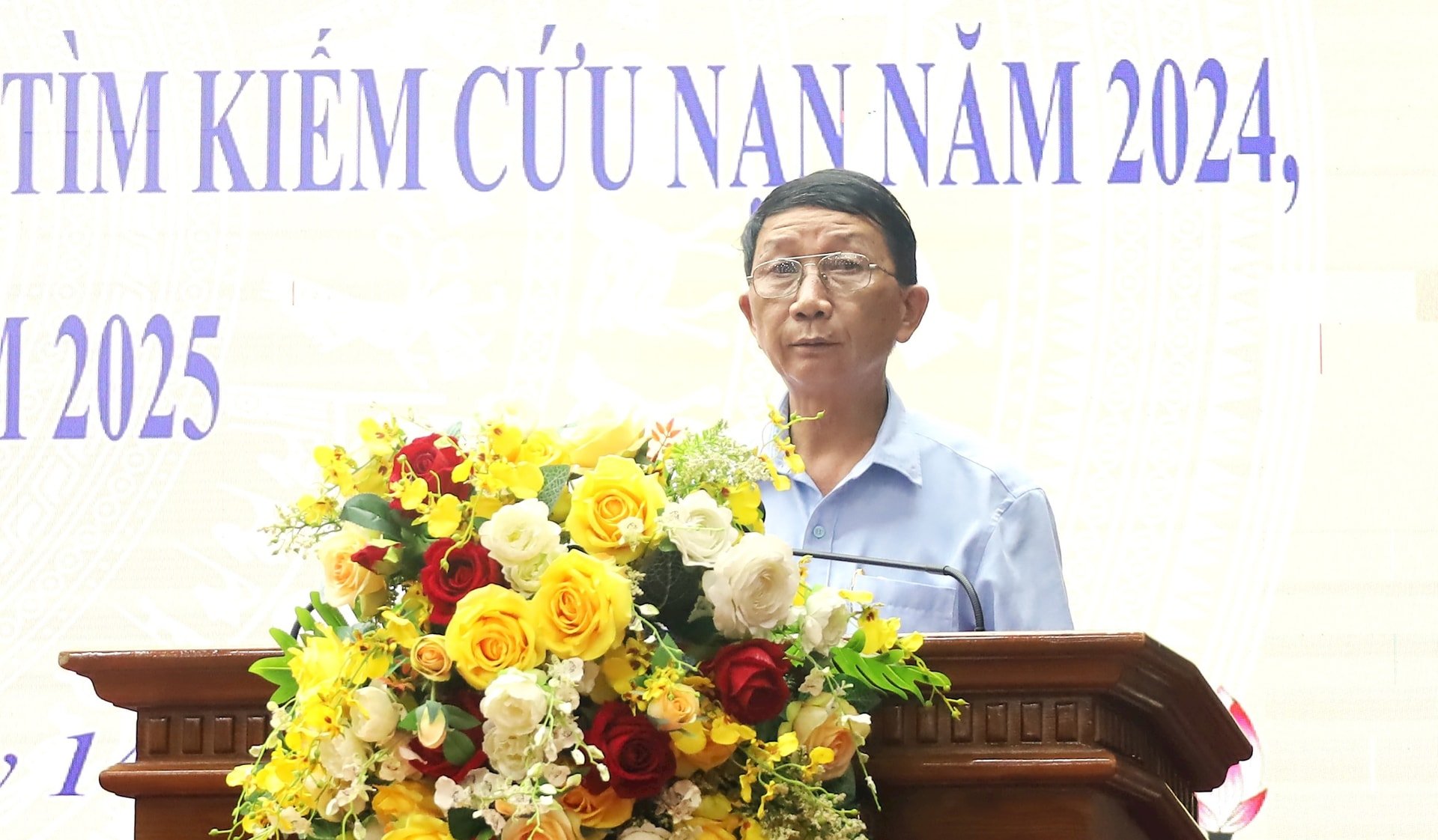 Chủ tịch UBND xã Hữu Văn (huyện Chương Mỹ) Phạm Văn Hải chia sẻ kinh nghiệm công tác phòng, chống thiên tai năm 2024, đề xuất biện pháp giảm tổn thất do thiên tai gây ra năm 2025. Ảnh: Kim Nhuệ