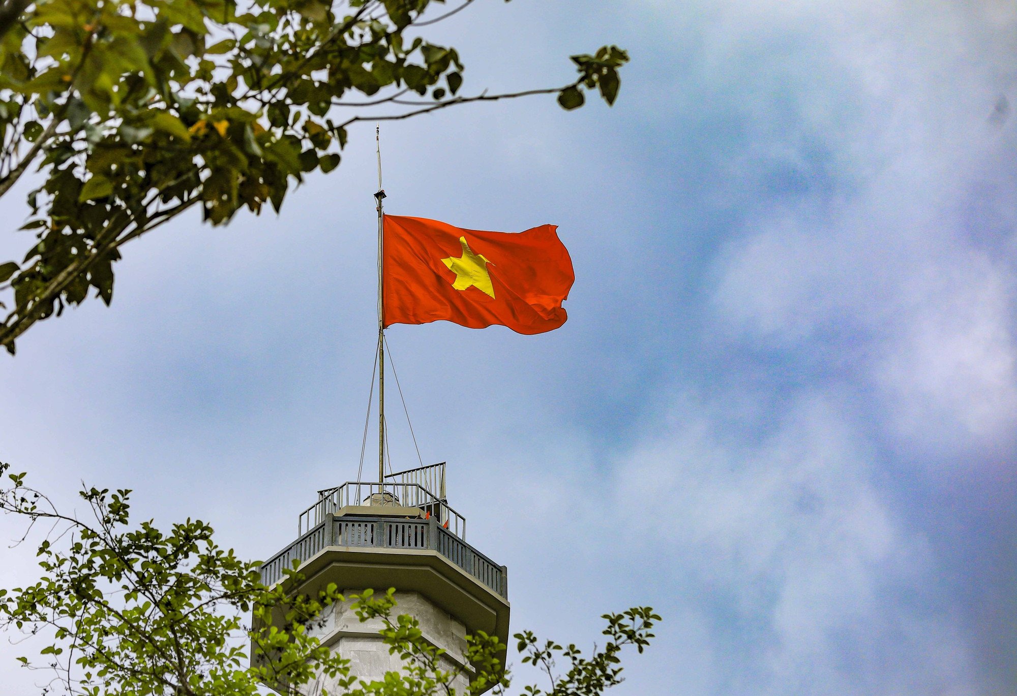 Lá cờ Tổ quốc tung bay trên Cột cờ A Pa Chải.