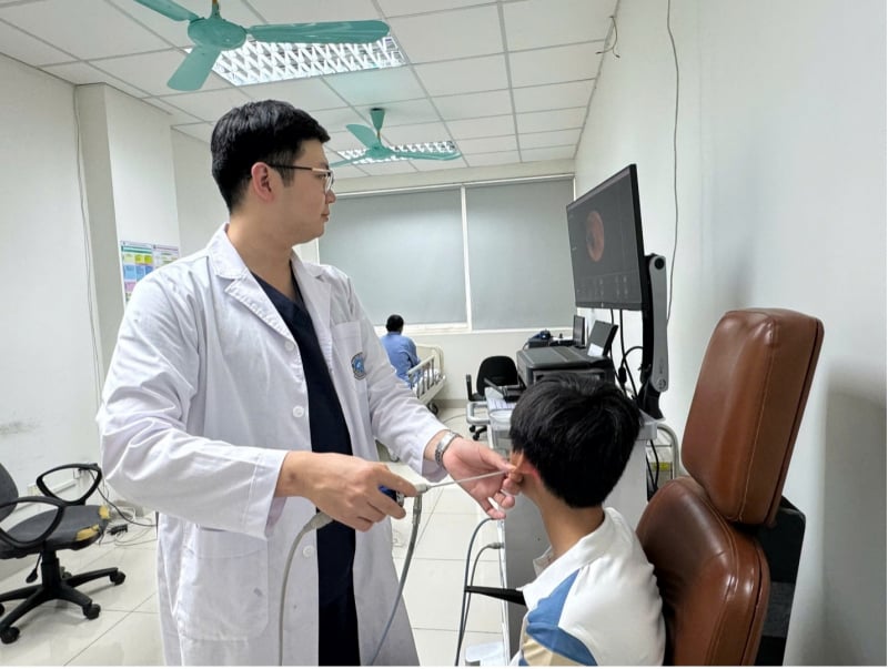 Nhiều trẻ em tắm suối bị đĩa chui vào đường thở -0