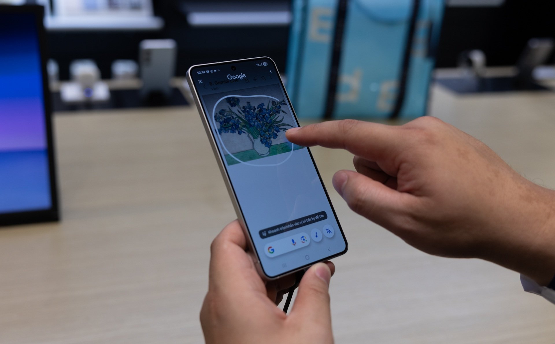 Cận cảnh chiếc Galaxy S mỏng nhất của Samsung - 15