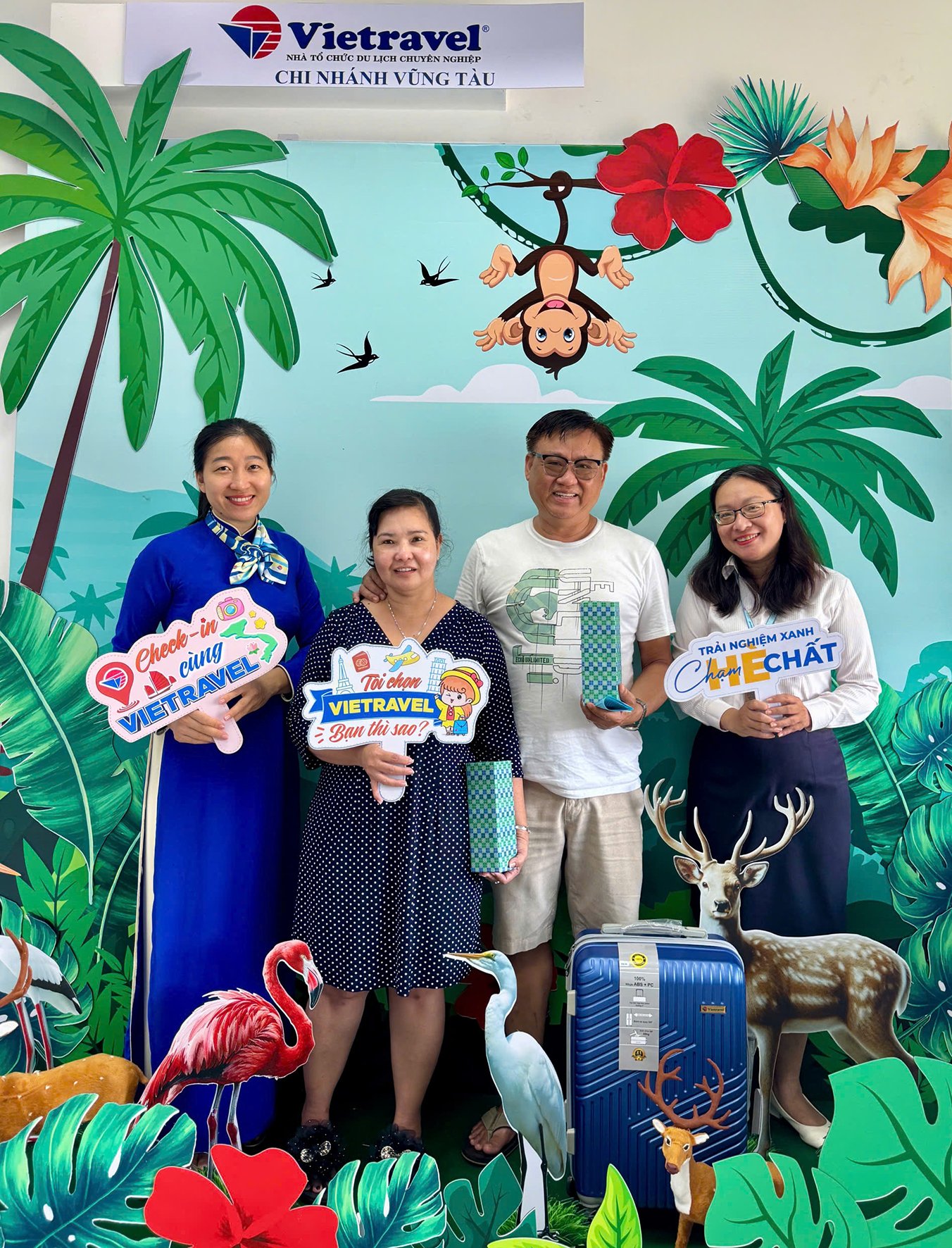 Trang trí tiểu cảnh mùa hè tại Văn phòng Vietravel chi nhánh Vũng Tàu cho khách check in.