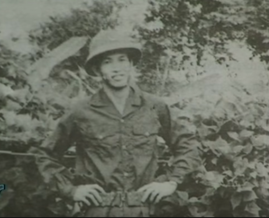 Năm 1954, ông tập kết ra Bắc, đổi tên là Trần Văn Quang và làm Trung đội trưởng trinh sát kiêm chính trị viên đại đội đặc công, Sư đoàn 338. Năm 1961, ông quay lại hoạt động tại chiến trường miền Nam. Từ năm 1962-1972, ông làm Cụm trưởng Cụm tình báo H.63. Đây là cụm tình báo chiến lược quan trọng bậc nhất trong kháng chiến chống Mỹ.