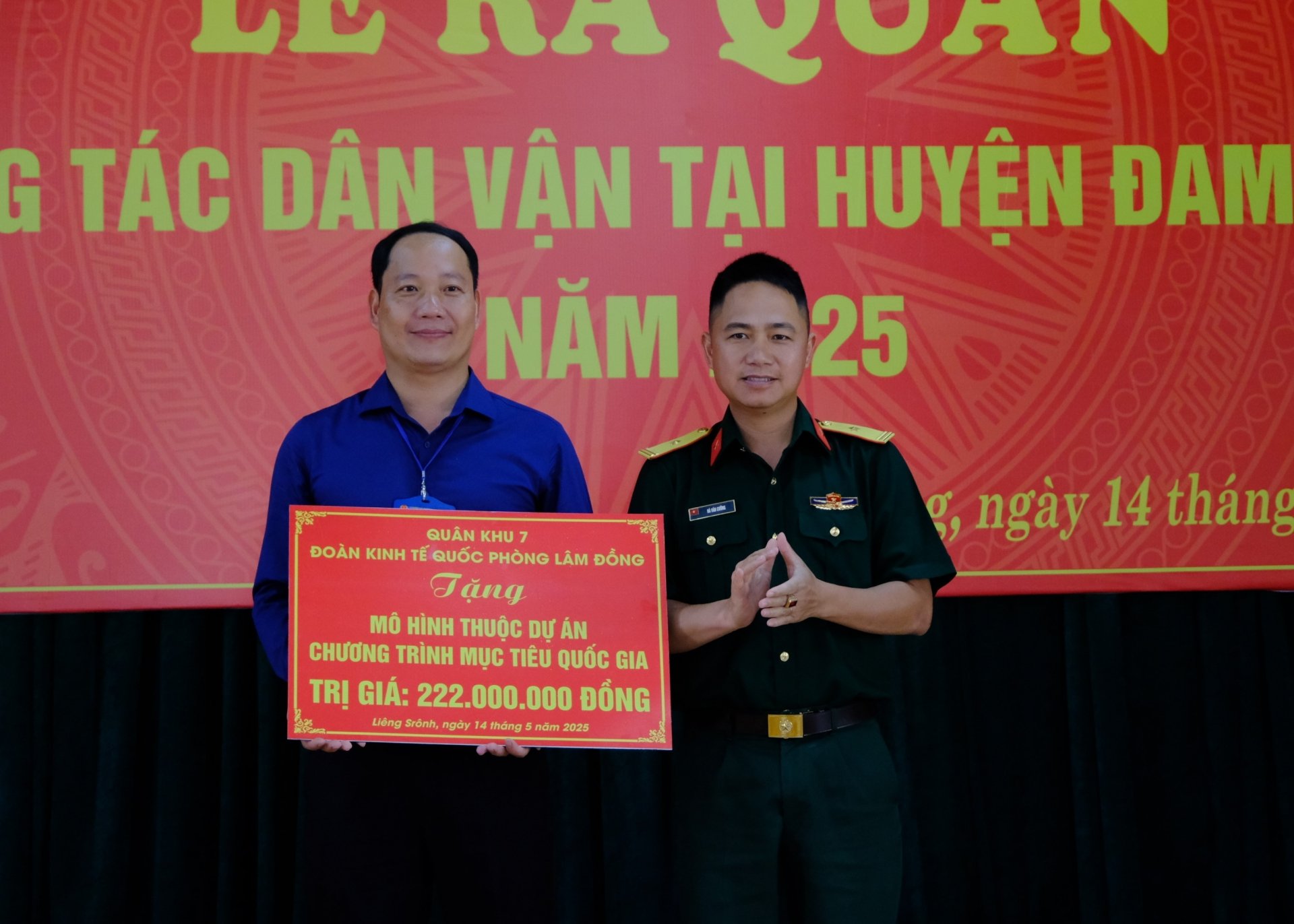 Đoàn Kinh tế Quốc phòng hỗ trợ kinh phí xây dựng 2 căn nhà với số tiền 60 triệu đồng/căn; trao tặng 1 mô hình nuôi tằm trị giá 24 triệu đồng; trao tặng 6 mô hình nuôi dê với số tiền 33 triệu đồng/hộ