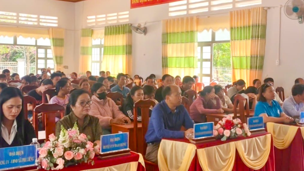 Lãnh đạo huyện Đam Rông cùng cán bộ, hội viên phụ nữ và và người dân tham dự buổi truyền thông