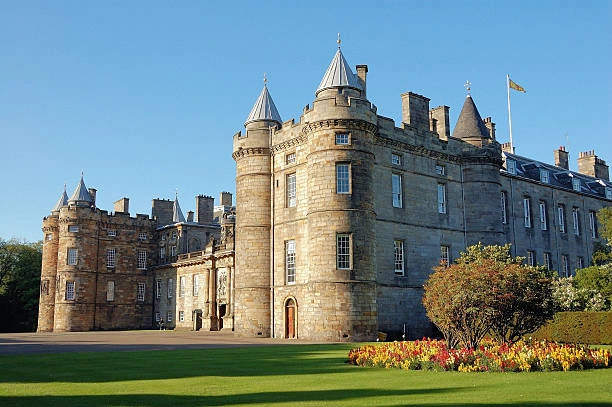 cung-dien-holyrood-noi-cu-ngu-cua-hoang-gia-scotland.webp