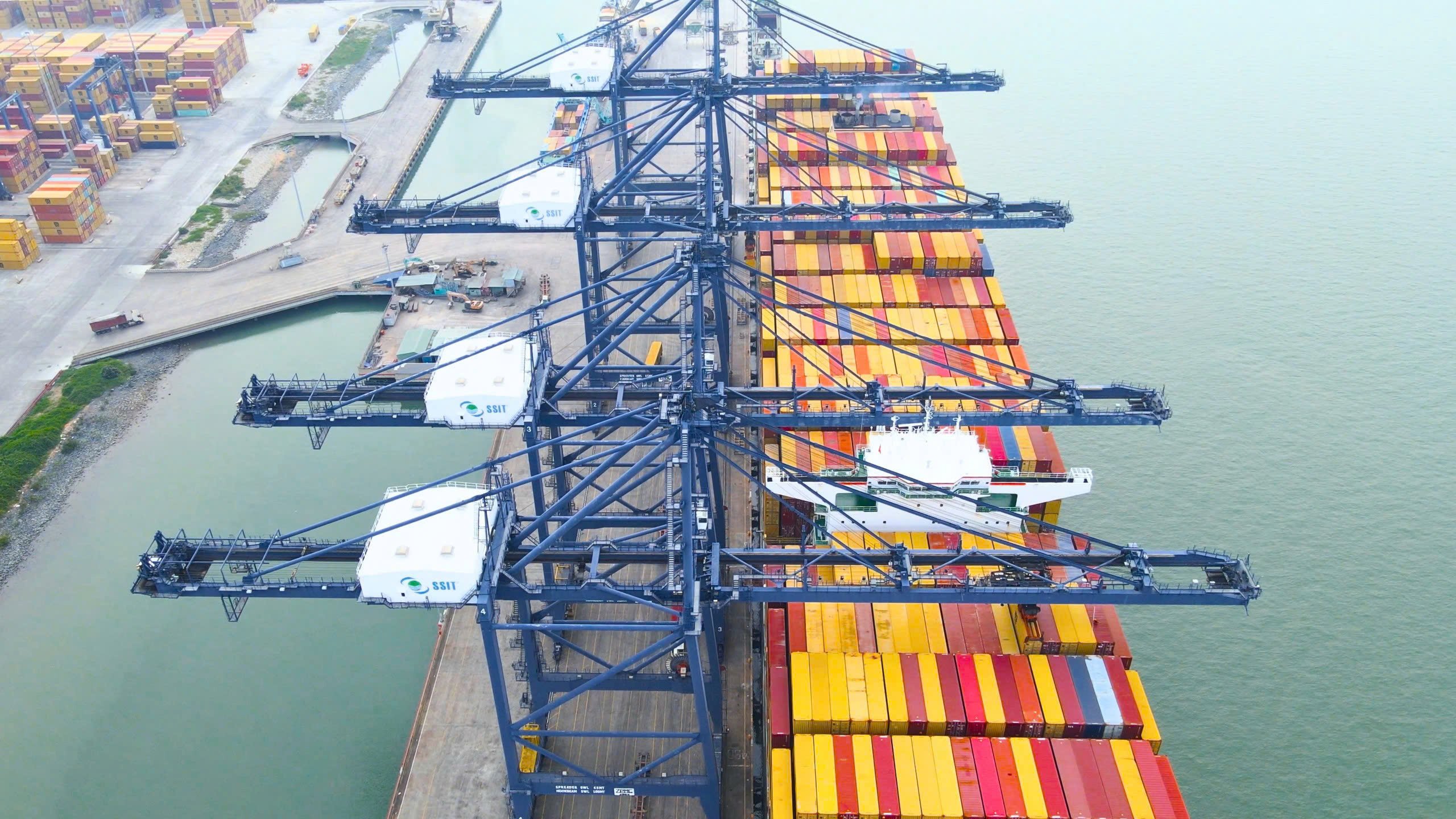 Siêu tàu MSC OLIVER cập cảng SSIT.