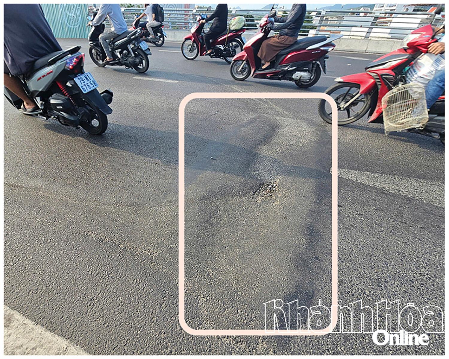 Người dân bất an khi thấy vết lún nằm ngay vị trí đối diện nhánh N4 thi công dở dang.
