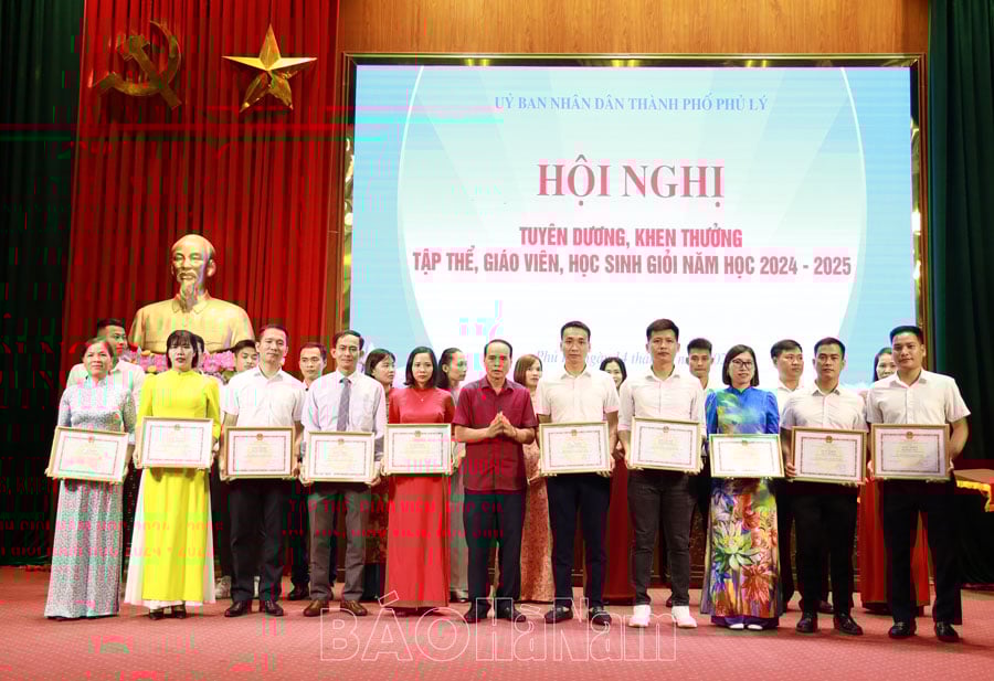 Thành phố Phủ Lý tuyên dương giáo viên học sinh giỏi năm học 2024  2025