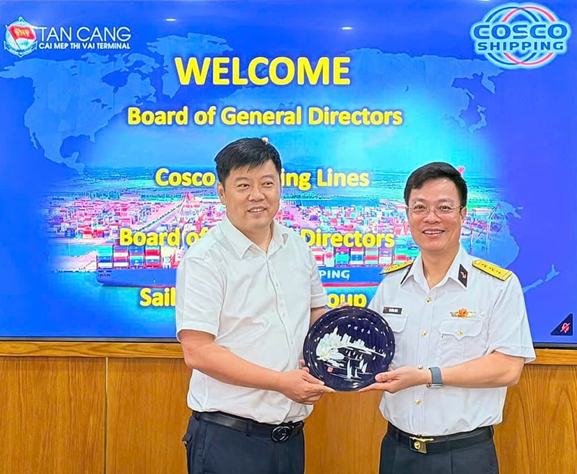 Lãnh đạo TCTT và đại diện COSCO Việt Nam trao quà lưu niệm, thể hiện mối quan hệ hợp tác gắn bó giữa hai bên.