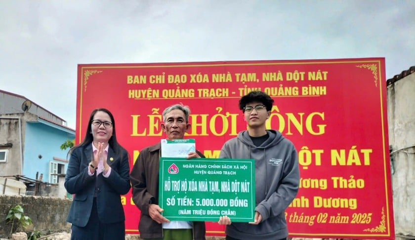 NHCSXH huyện Quảng Trạch hỗ trợ thêm một phần kinh phí cho đại diện gia đình bà Đồng Thị Phương Thảo tại lễ khởi công xóa nhà tạm, nhà dột nát trên địa bàn.