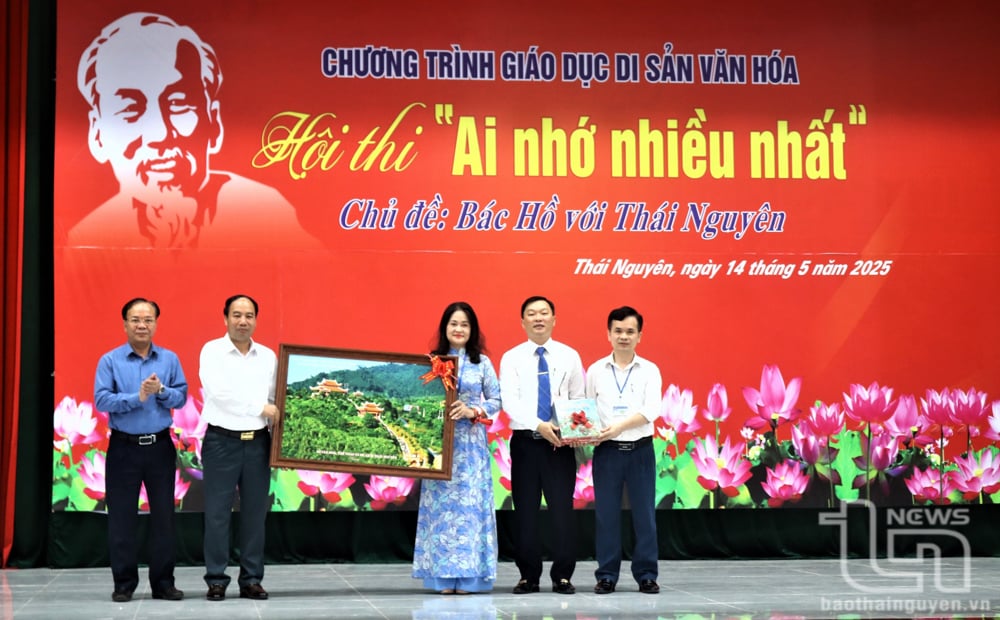 Les dirigeants du Département de la Culture, des Sports et du Tourisme ont offert au pensionnat pour minorités ethniques de Thai Nguyen une peinture de la Maison commémorative du président Ho Chi Minh à ATK Dinh Hoa.