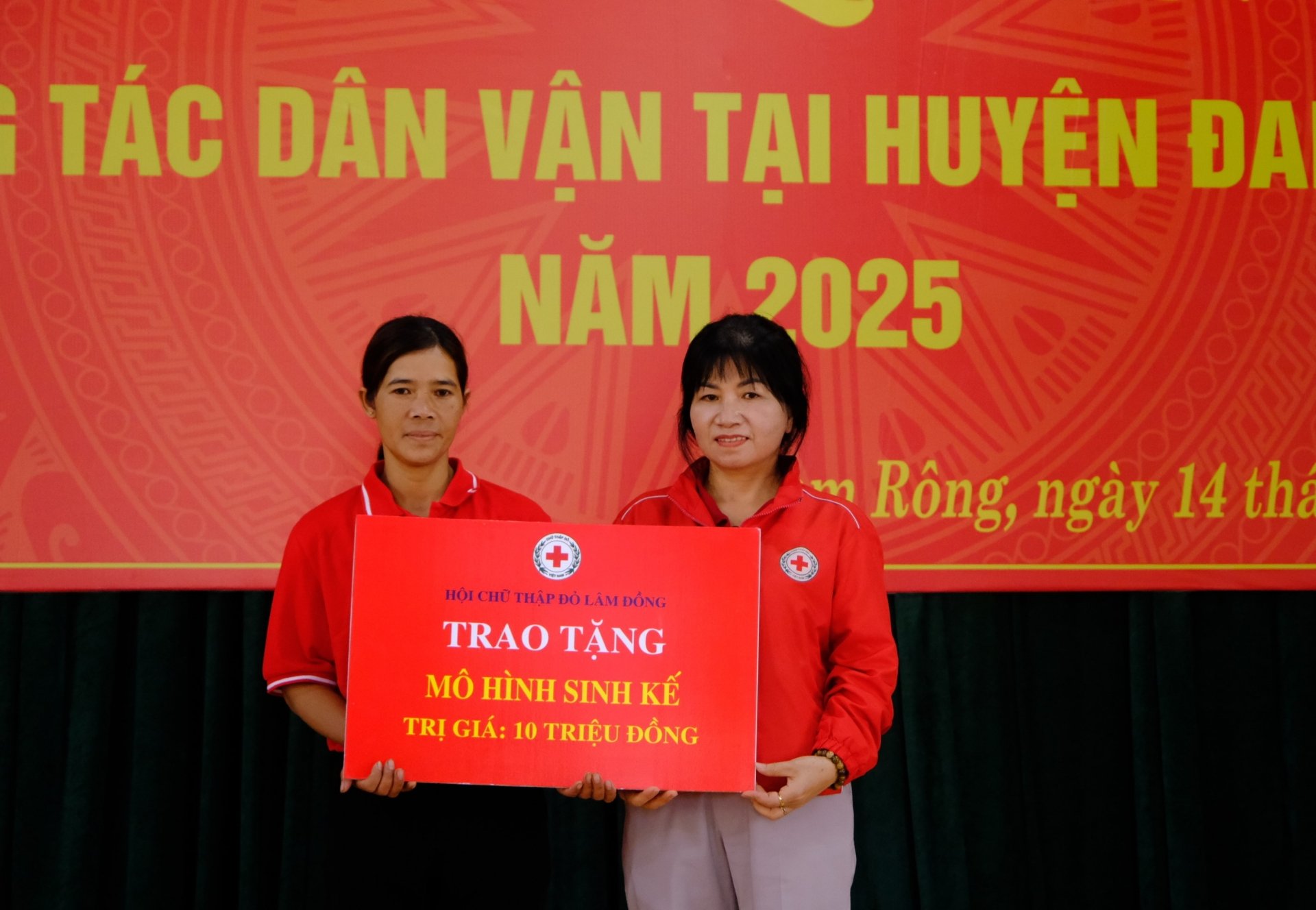 Hội Chữ thập đỏ tỉnh hỗ trợ xây dựng 1 căn nhà với số tiền 60 triệu đồng, trao tặng 1 mô hình sinh kế trị giá 10 triệu đồng.