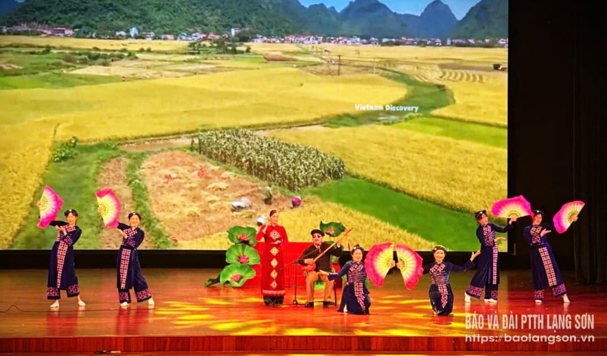 Đoàn Lạng Sơn biểu diễn tiết mục đơn ca bài hát then “Đường về bản em” tại Hội thi Tiếng hát người khuyết tật năm 2025 – Khu vực miền Bắc
