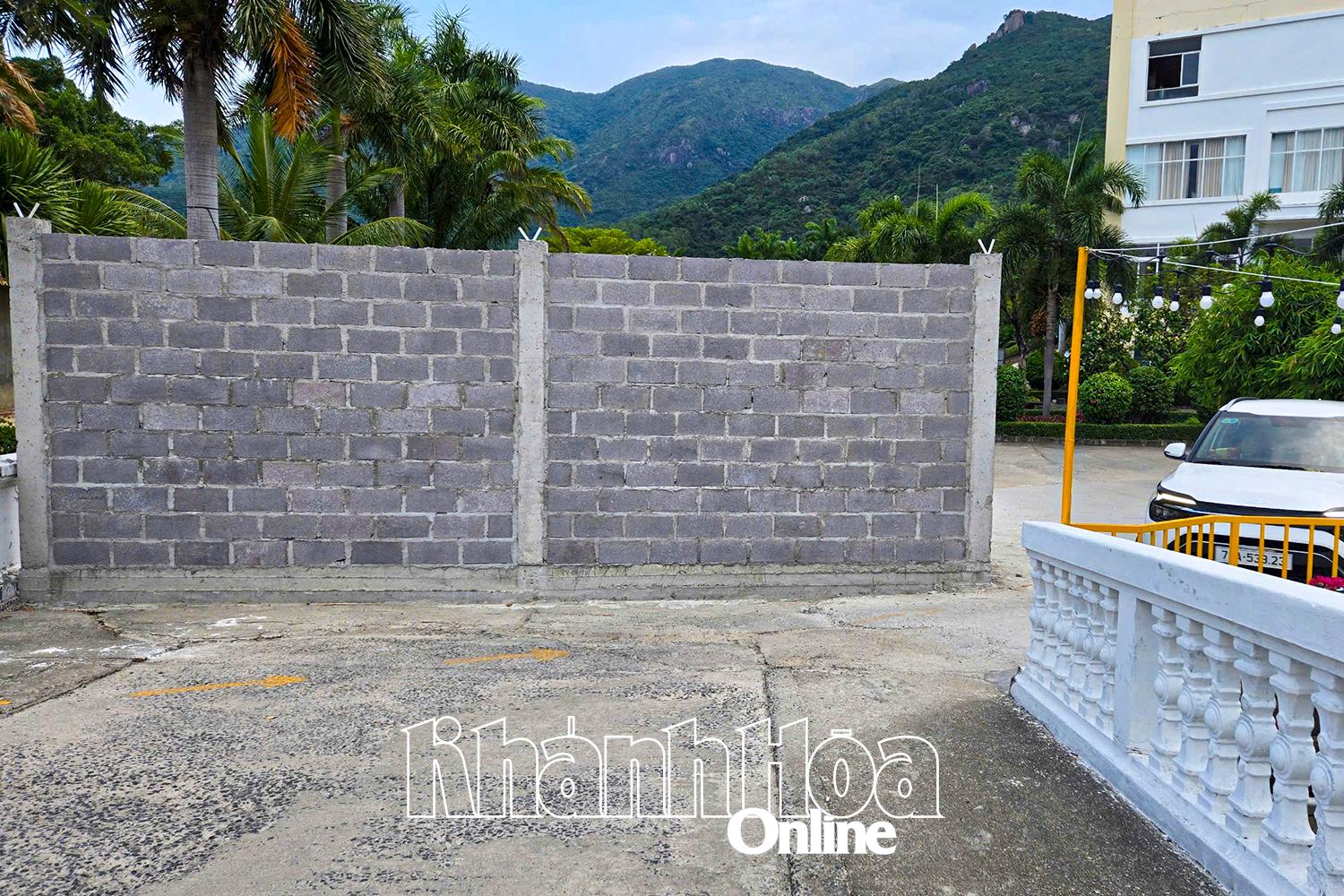 La valla sólida de la bahía de Hoan Cau Kim Cuong fue construida ilegalmente en un terreno destinado al tráfico, bloqueando así la carretera de Hoan Cau Nha Trang que baja a la playa de Nhu Tien.