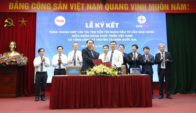 EVNNPT ký thỏa thuận hợp tác tài trợ vốn tín dụng đầu tư của Nhà nước với Ngân hàng VDB- Ảnh 1.