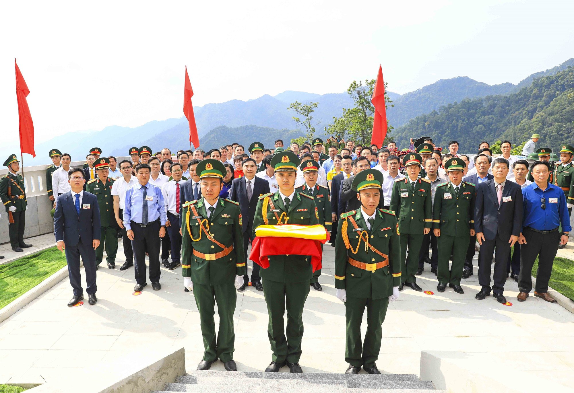 Nghi lễ thượng cờ trên Cột cờ A Pa Chải.
