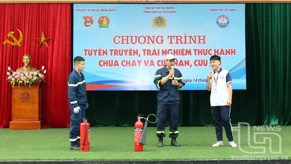 Cán bộ Phòng Cảnh sát phòng cháy chữa cháy và cứu nạn cứu hộ (Công an tỉnh) tuyên truyền kiến thức cơ bản về phòng cháy chữa cháy cho học sinh.