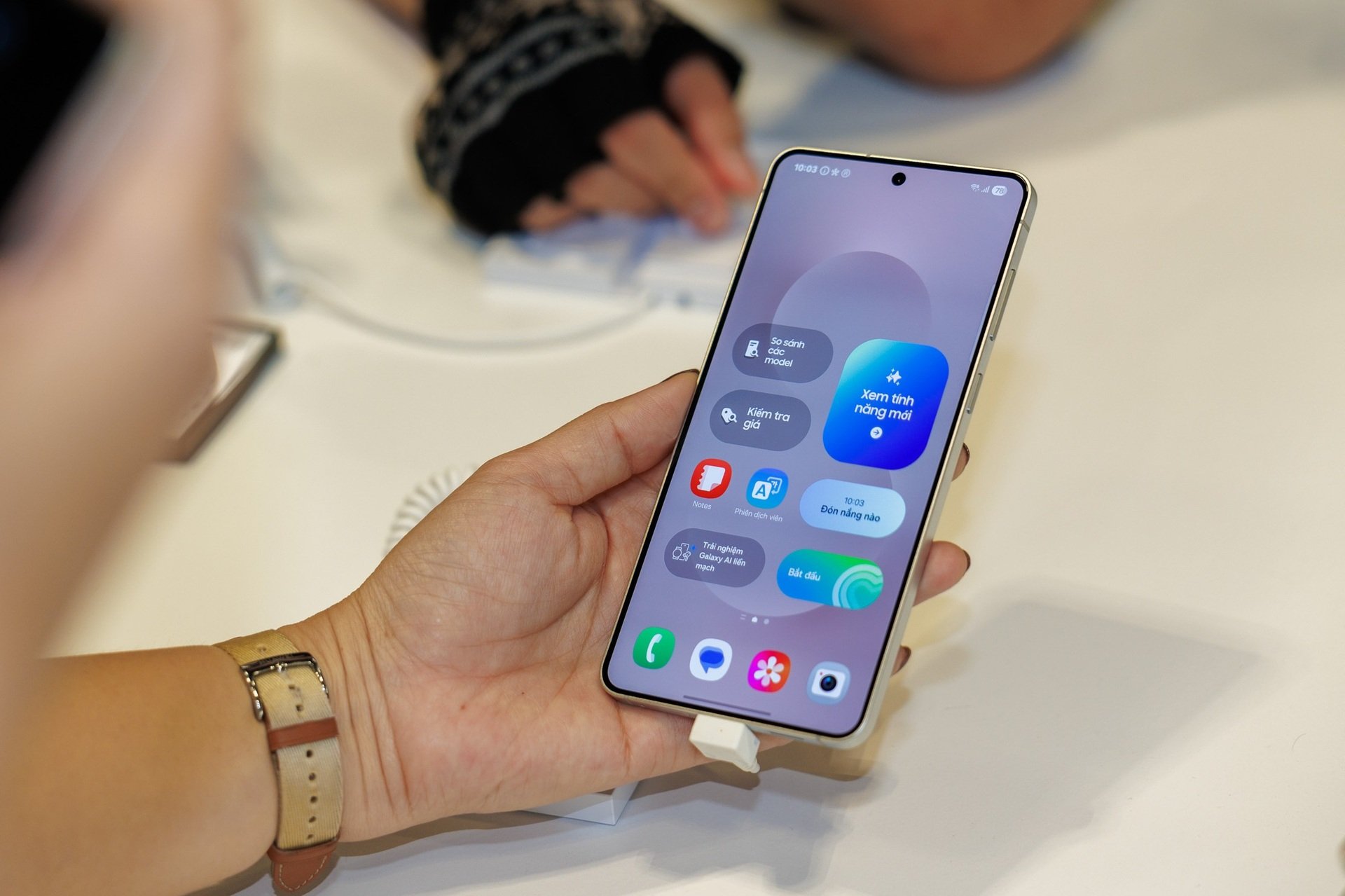 Cận cảnh chiếc Galaxy S mỏng nhất của Samsung - 2