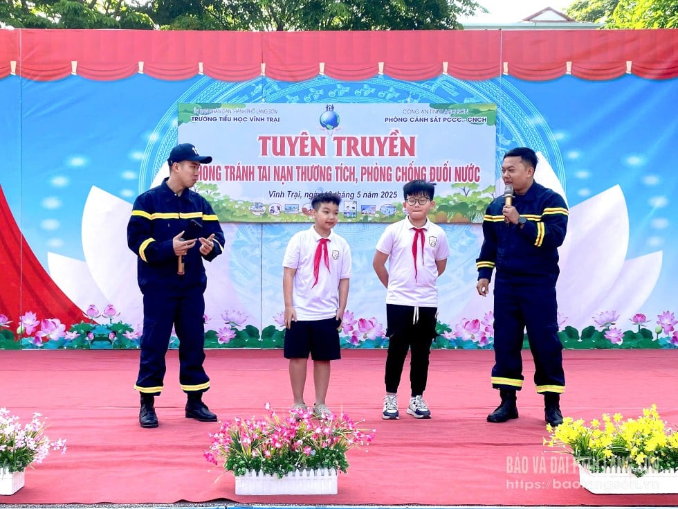 Cán bộ, chiến sĩ Phòng Cảnh sát PCCC&CNCH, Công an tỉnh tuyên truyền kỹ năng phòng tránh tai nạn thương tích, phòng chống đuối nước cho các em học sinh Trường Tiểu học Vĩnh Trại, thành phố Lạng Sơn