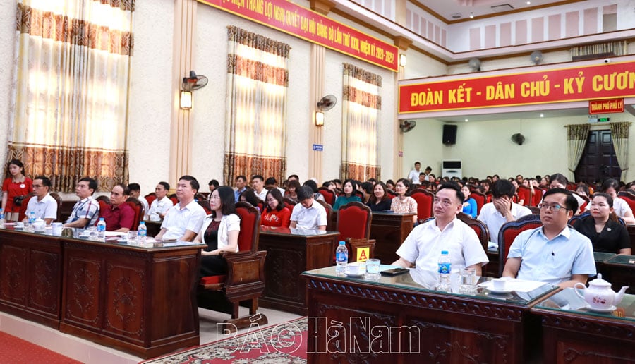 Thành phố Phủ Lý tuyên dương giáo viên học sinh giỏi năm học 2024  2025