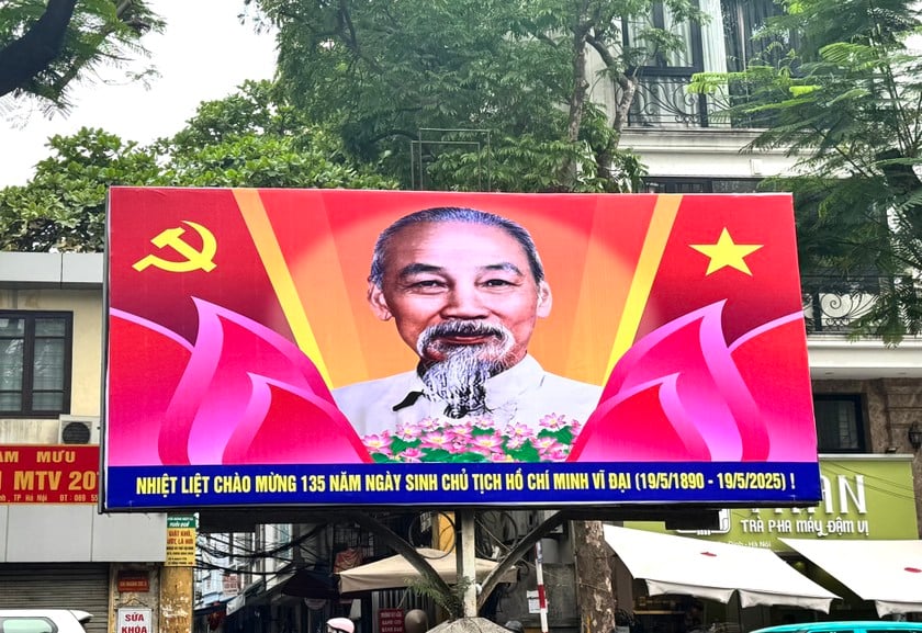 Chủ tịch Hồ Chí Minh (lúc nhỏ tên là Nguyễn Sinh Cung, khi đi học tên là Nguyễn Tất Thành, hoạt động cách mạng lấy tên là Nguyễn Ái Quốc, sau đổi tên Hồ Chí Minh) sinh ngày 19/5/1890, tại làng Sen, xã Kim Liên, huyện Nam Đàn, tỉnh Nghệ An. Chủ tịch Hồ Chí Minh (lúc nhỏ tên là Nguyễn Sinh Cung, khi đi học tên là Nguyễn Tất Thành, hoạt động cách mạng lấy tên là Nguyễn Ái Quốc, sau đổi tên Hồ Chí Minh) sinh ngày 19/5/1890, tại làng Sen, xã Kim Liên, huyện Nam Đàn, tỉnh Nghệ An.