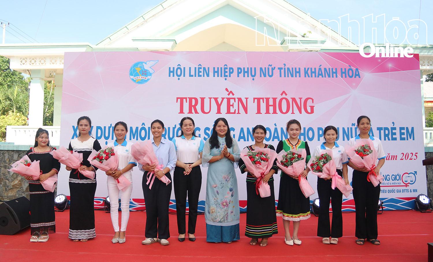 Lãnh đạo Hội LHPN tỉnh và lãnh đạo huyện Khánh Vĩnh tặng hoa cho các đội truyền thông.