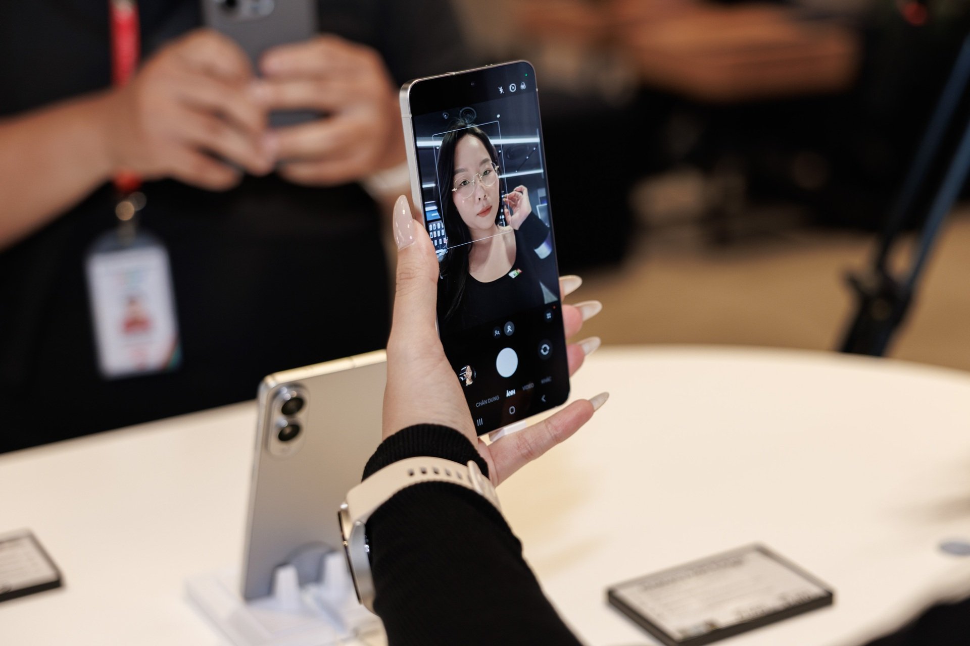 Cận cảnh chiếc Galaxy S mỏng nhất của Samsung - 8