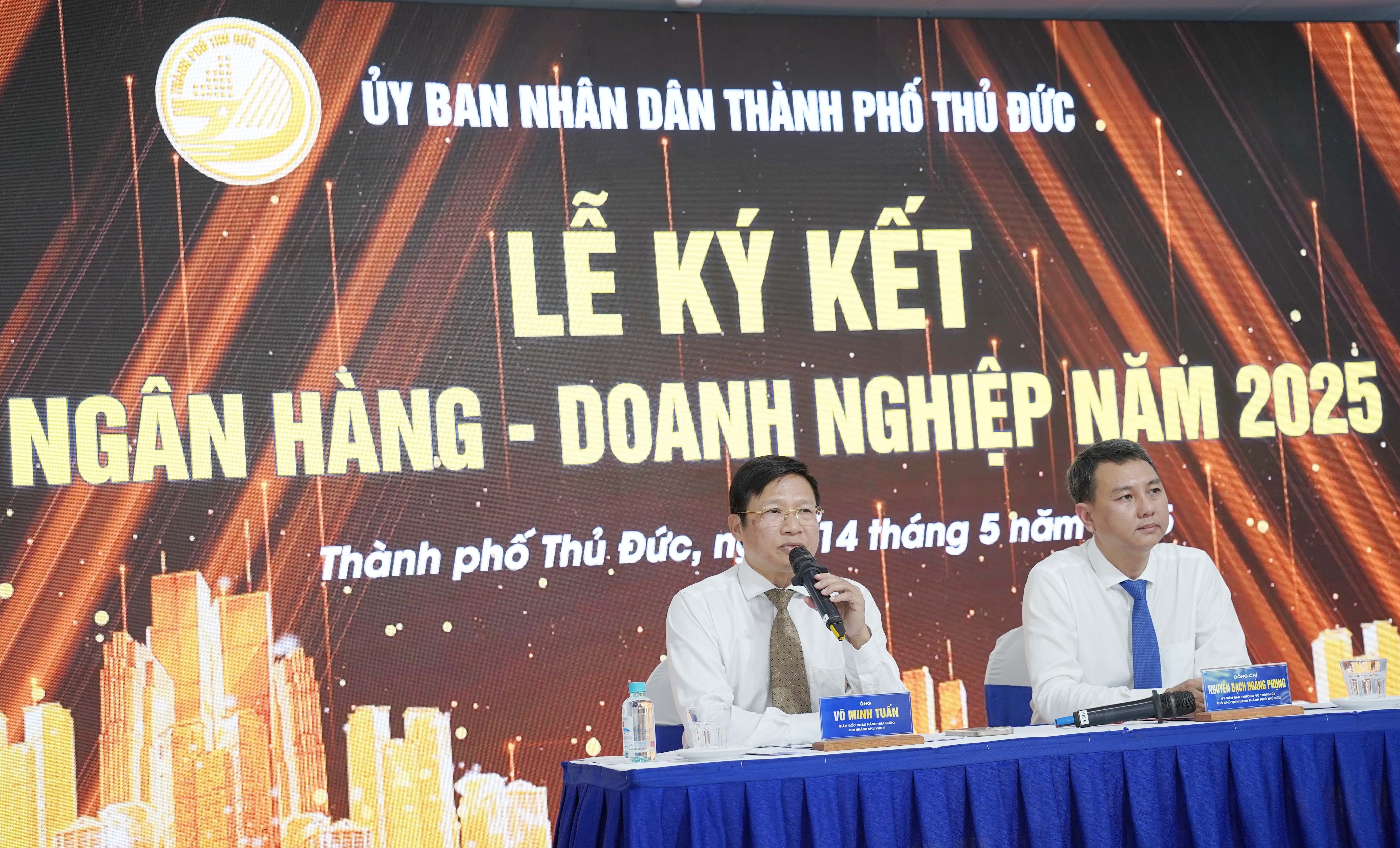 Ông Võ Minh Tuấn (bìa trái) cho biết lãi suất huy động đang được các ngân hàng kềm giữ để ổn định lãi suất cho vay hỗ trợ doanh nghiệp và hộ kinh doanh - Ảnh: Đình Hải