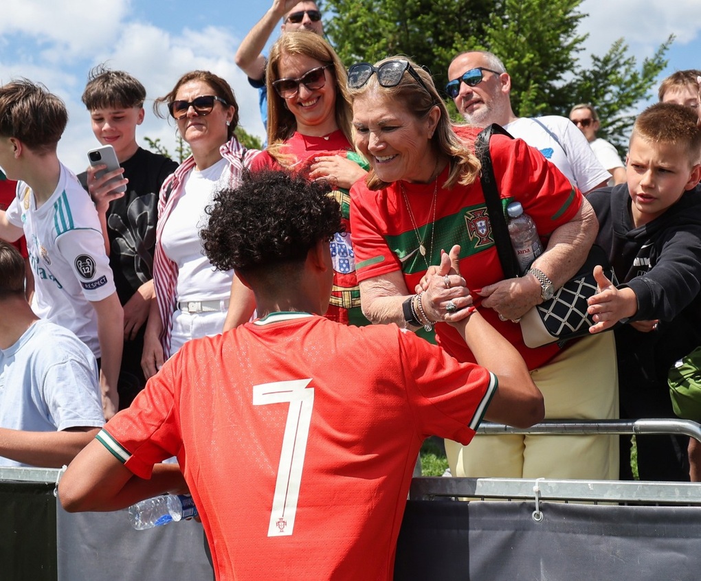 C. Ronaldos Sohn sorgt für Aufsehen, als er das Trikot mit der Nummer 7 trägt und für die portugiesische U15-Mannschaft debütiert - 2