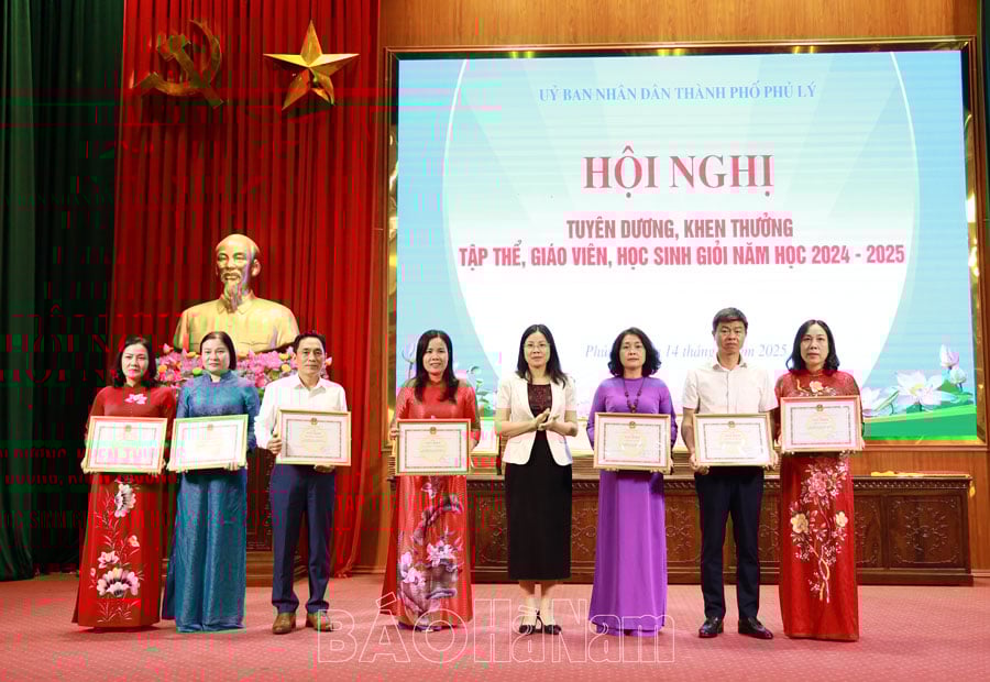 Thành phố Phủ Lý tuyên dương giáo viên học sinh giỏi năm học 2024  2025