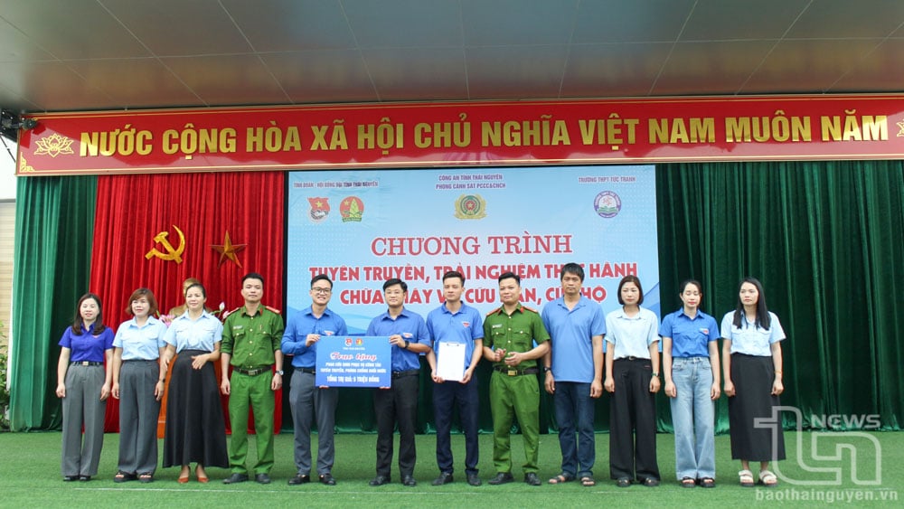 Tỉnh đoàn, Hội đồng Đội tỉnh trao tặng kinh phí hỗ trợ phao cứu sinh phục vụ công tác tuyên truyền phòng chống đuối nước.