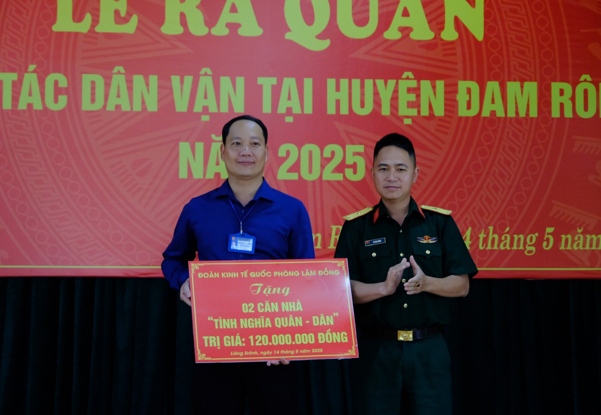 Đoàn Kinh tế Quốc phòng hỗ trợ kinh phí xây dựng 2 căn nhà với số tiền 60 triệu đồng/căn