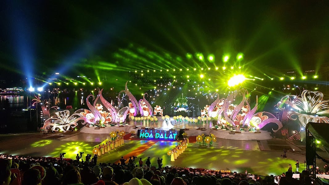 Festival Hoa được tổ chức 2 năm một lần thu hút đông đảo du khách trong và ngoài nước