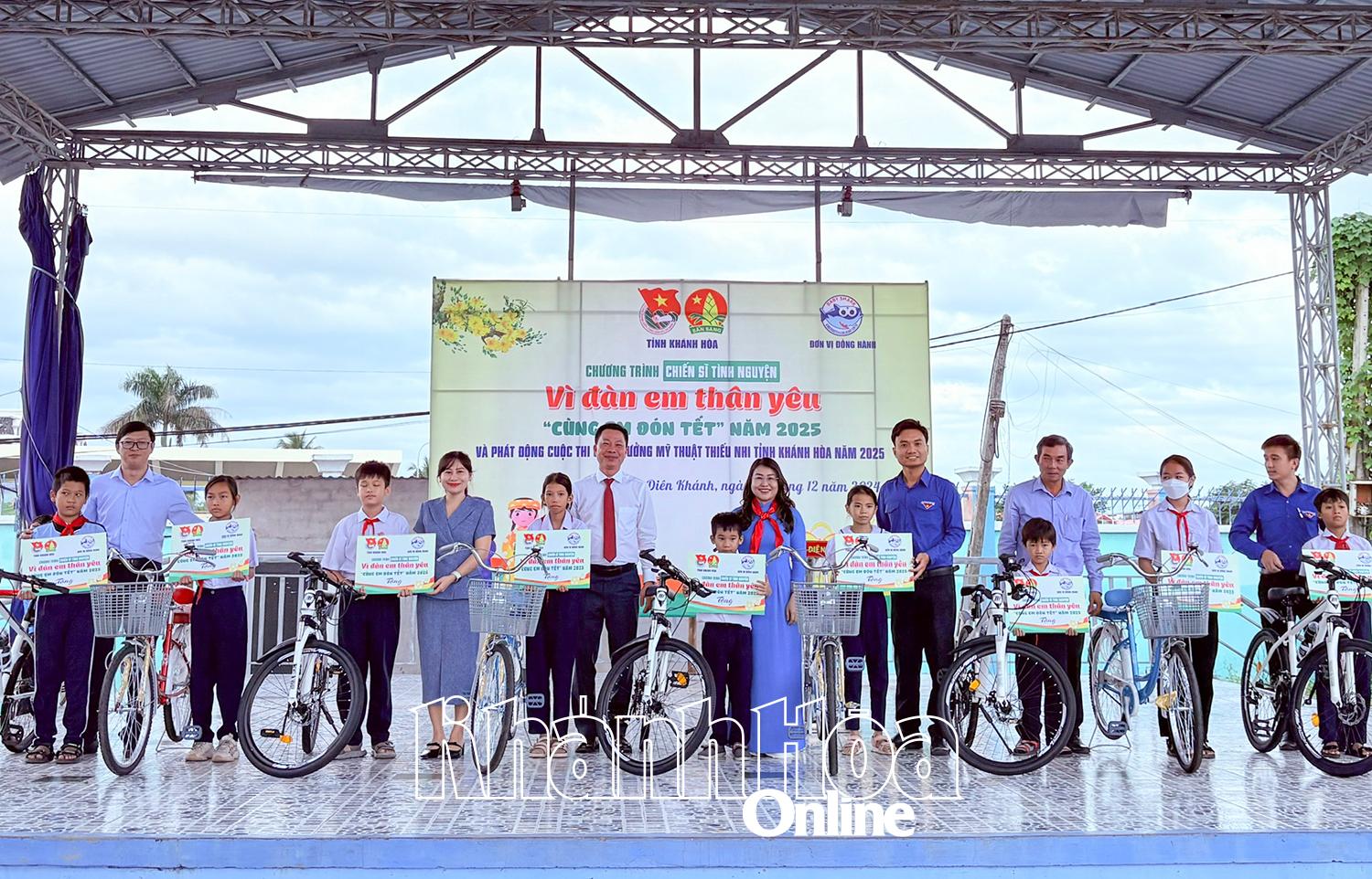 Hội đồng Đội tỉnh và các đơn vị, doanh nghiệp đồng hành trao hỗ trợ xe đạp cho học sinh có hoàn cảnh khó khăn.