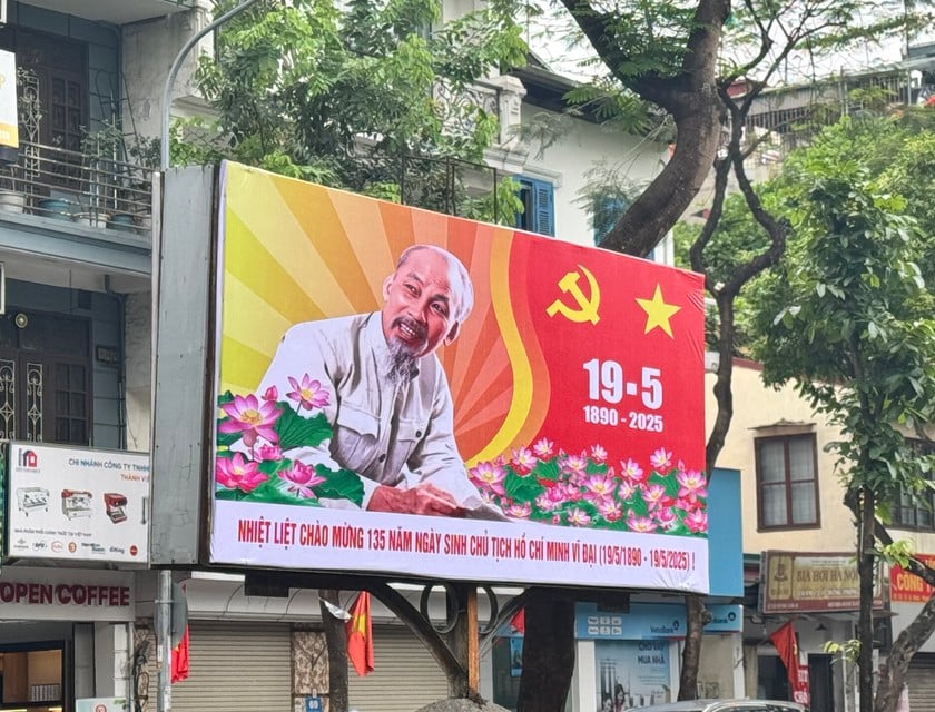 Sinh ra và lớn lên trong một giai đoạn lịch sử đầy biến động của đất nước, với khát vọng cháy bỏng giành độc lập, tự do cho dân, cho nước, Chủ tịch Hồ Chí Minh đã bôn ba khắp năm châu bốn biển, vừa lao động, học tập, vừa quan sát, nghiên cứu lý luận và kinh nghiệm các cuộc cách mạng điển hình trên thế giới. Người đã đến với Chủ nghĩa Mác-Lênin và tìm thấy con đường giải phóng dân tộc gắn liền với giải phóng giai cấp, giải phóng con người; độc lập dân tộc gắn liền với chủ nghĩa xã hội. Sinh ra và lớn lên trong một giai đoạn lịch sử đầy biến động của đất nước, với khát vọng cháy bỏng giành độc lập, tự do cho dân, cho nước, Chủ tịch Hồ Chí Minh đã bôn ba khắp năm châu bốn biển, vừa lao động, học tập, vừa quan sát, nghiên cứu lý luận và kinh nghiệm các cuộc cách mạng điển hình trên thế giới. Người đã đến với Chủ nghĩa Mác-Lênin và tìm thấy con đường giải phóng dân tộc gắn liền với giải phóng giai cấp, giải phóng con người; độc lập dân tộc gắn liền với chủ nghĩa xã hội.