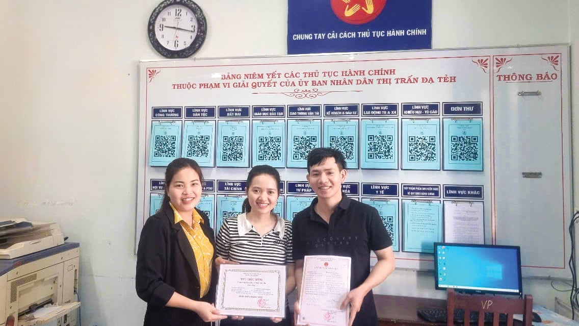 Lãnh đạo UBND thị trấn Đạ Tẻh gửi thư chúc mừng cho người đến đăng ký kết hôn