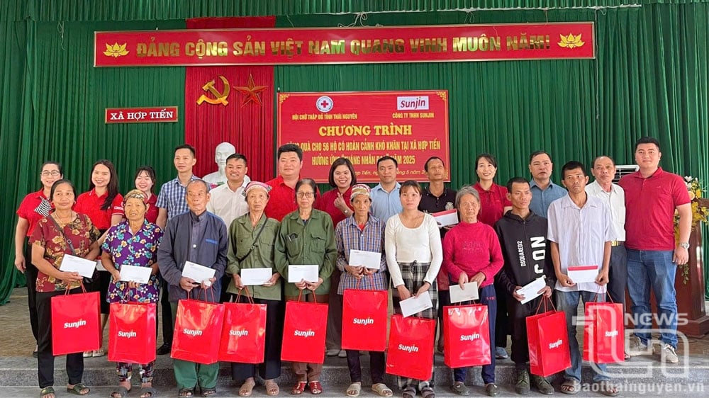 Hội Chữ thập đỏ tỉnh Thái Nguyên phối hợp với Công ty TNHH Sunjin Vina tổ chức tặng quà cho 56 hộ nghèo, cận nghèo tại xã Hợp Tiến.