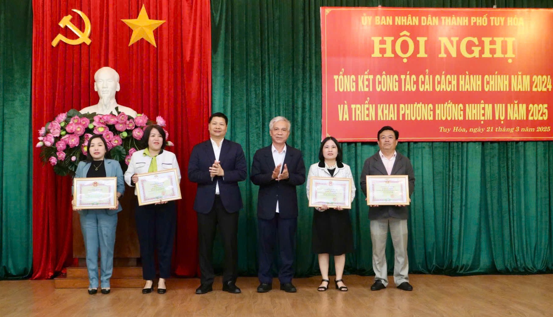  Lãnh đạo TP Tuy Hoà trao giấy khen cho các tập thể, cá nhân hoàn thành xuất sắc công tác cải cách 
hành chính năm 2024. Ảnh: PHẠM THÙY